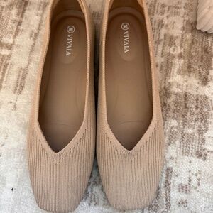 Elegant Women's Gray Flats